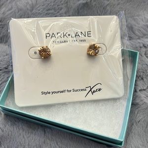 NWT-Impression Stud Earrings in Topaz